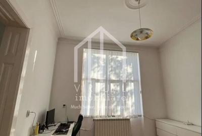 Casa formata din 2 apartamente, 2 garaje,  3 bai - zona Trei Stejari - 5