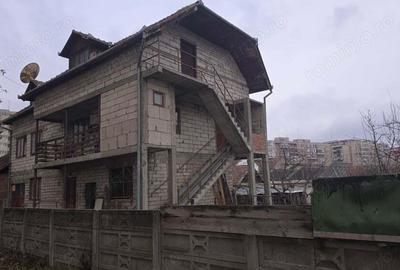 Vand imobil in Deva compusa din 2 corpuri de cladire, zona centrala, suprafata totala de teren 804 m Vand imobil in Deva compusa din 2 corpuri de cladire, zona centrala, suprafata totala de teren 804 m - 3