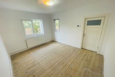 Casă cu 3 camere decomandat în Bereasca