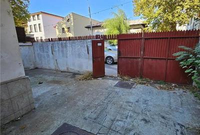 Doua case vecine, cu vad, in Bucure #537;ti, Tineretului, Parcul Carol - 2