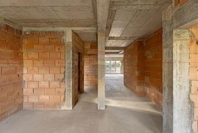 Casa la rosu cu teren generos, 500 mp, situata pe strada Ostasului - 5