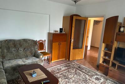 Apartament cu 4 camere decomandat în P-ța Victoriei