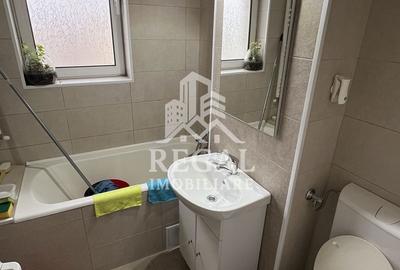 Apartament cu 3 camere decomandat, mobilat în Micro 4