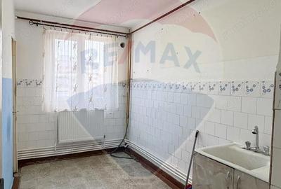 Apartament cu 3 camere decomandat în Micro 20