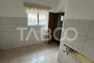 Casă cu 3 camere cu Canalizare în Trei Stejari - 2