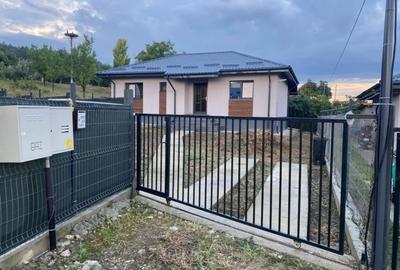 CASA  plan parter cu 3 camere mobilata LUX. - 2