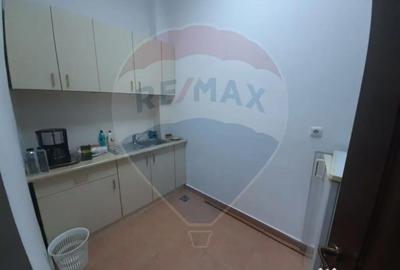 Spațiu comercial, de 210 mp, în Central - 3