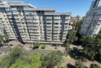 Piață Victoriei - Titulescu  .Bloc 1983.Renovat 2023