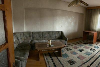 Chirie pentru o camera in apartament de trei camere zona Arcu - Gara - - 2