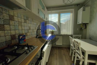 Apartament cu 3 camere semidecomandat, mobilat în Central - 1