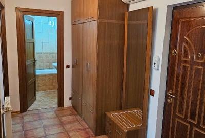 Apartament cu 3 camere decomandat în Est - 1