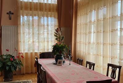 Casă cu 6 camere cu Teren 1200 Mp în Central