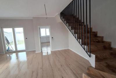 Casă cu Teren 350 Mp în Moșnița Veche - 1