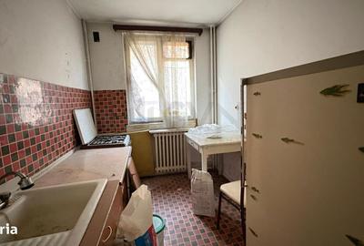 Apartament cu 3 camere semidecomandat în Tei