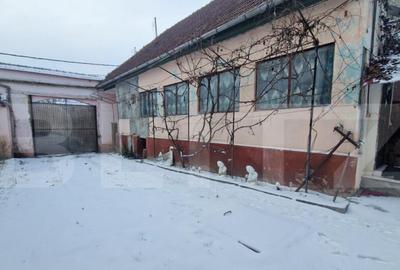 Casă cu 5 camere cu Canalizare în Central - 3