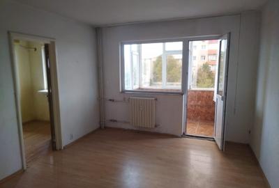 Propietar,vand apartament 2 camere semidecomandat in Constanta, Str.IL Caragiale - 9
