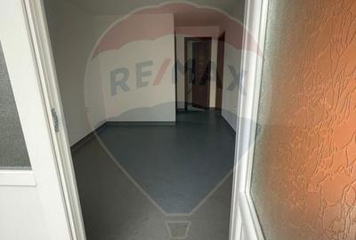 Spațiu comercial, de 43.720001220703 mp, în Central - 3