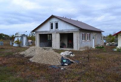 Casa + teren 3.500 mp + anexe gospodare?ti Scor?aru Vechi - - 1