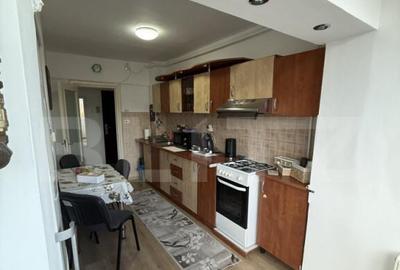 Apartament cu 3 camere decomandat în Astra