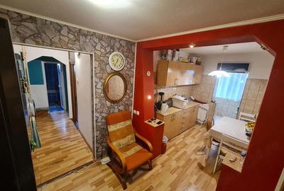 Apartament cu 3 camere decomandat în 9 Mai - 2
