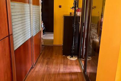 Apartament cu 3 camere semidecomandat în Decebal