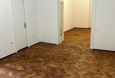 Apartament cu 3 camere semidecomandat în Cișmigiu