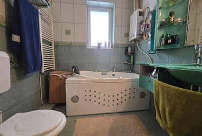Casă cu 5 camere cu Canalizare în CET - 6