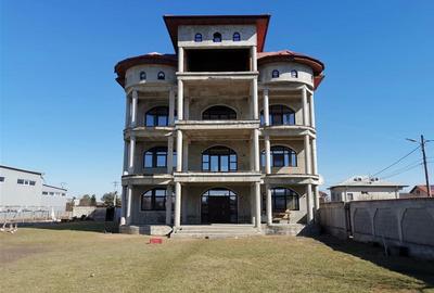 Casă cu 8 camere cu Canalizare în 1 Decembrie - 1