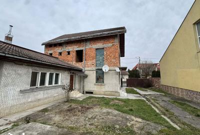 Casă cu 8 camere cu Teren 622 Mp în Titulescu - 5