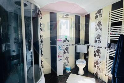 Casa / Vila cu 8 camere de vanzare in zona Vest - 1