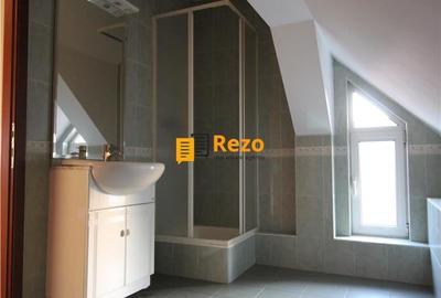 Vila impunatoare cu iesire la lac in Peris - 13