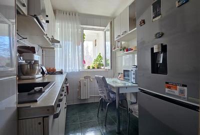 Apartament cu 3 camere decomandat în Berceni