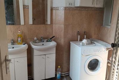 Vand apartament 3 camere,etaj 1,parcare gratis,in zona linistita,cu curte - 1