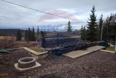 Casă cu 8 camere cu Teren 1000 Mp în Poiana Stampei