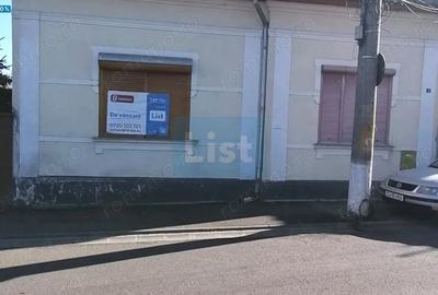 Casă cu 3 camere cu Canalizare în Central