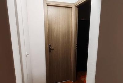 Apartament 4 camere, 2 bai. Blocul este din 1986 parter strada Soldat Croitoru V - 13