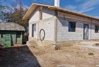 Casă cu 4 camere cu Teren 1800 Mp în Bârsoiu - 1