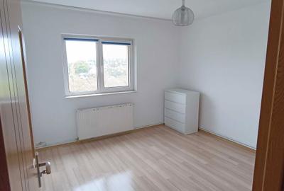 Apartament cu 3 camere decomandat în Florilor