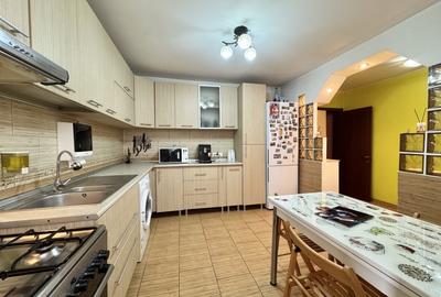 De Vanzare Apartament 3 Camere Rahova  Stradal, Vedere Spate, Anvelopat