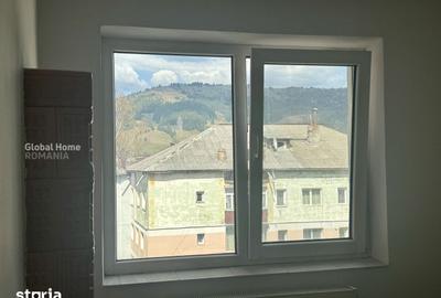 Apartament cu 3 camere semidecomandat, mobilat în Central