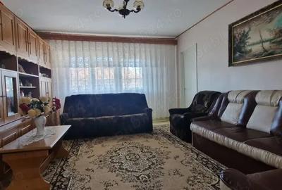 Vand apartament 2 camere decomandat Moinesti - 1