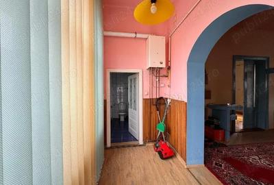 Spațiu comercial, de 60 mp, în Central - 8