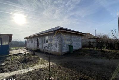 Casă cu 4 camere cu Teren 1600 Mp în Izvoarele - 1
