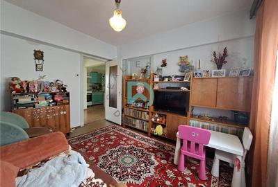 Apartament cu 3 camere semidecomandat în Tractorul - 15