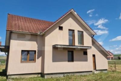 Casă cu 4 camere cu Teren 5600 Mp în Central - 1