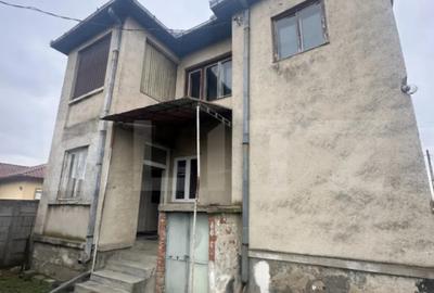 Casă cu 4 camere cu Teren 1371 Mp în Păulești