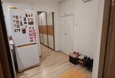 Apartament 4 camere, 2 bai. Blocul este din 1986 parter strada Soldat Croitoru V - 30