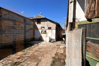 Casă individuală cu 4 camere cu Canalizare în Km 5 - 8