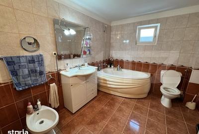Casă cu 4 camere cu Teren 1400 Mp în Central