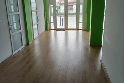 Spațiu comercial, de 430 mp, în Central - 6
